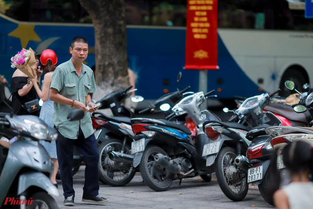 Được biết, đây là bãi xe rất 'cơ động' khi không hoạt động ngày thường mà chỉ hoạt động gấp rút trong những ngày mùa thu Hà Nội đông đúc người tới chụp ảnh.