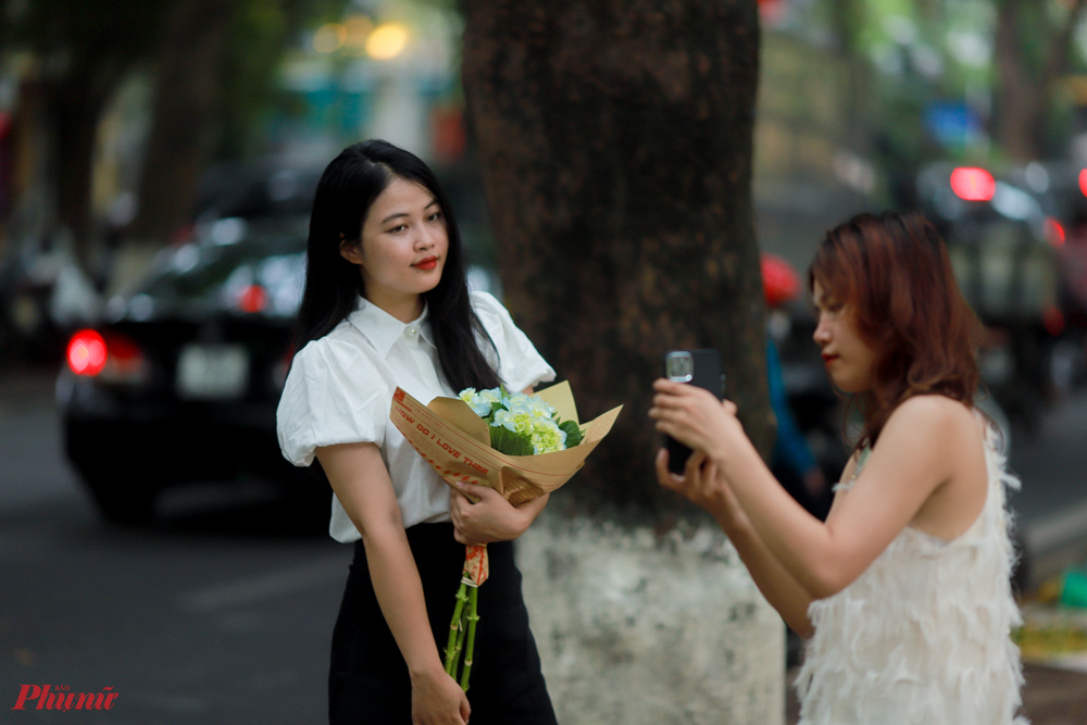 Bạn trẻ Nguyễn Ngọc Ánh (Cầu Giấy, Hà Nội) cho biết: 'Mấy hôm nay em thấy trên Facebook nhiều ảnh đẹp của các bạn tại phố Phan Đình Phùng nên hôm nay tranh thủ cuối tuần em tới để chụp ảnh. Tuy nhiên, cuối tuần đông quá, rất khó để chụp được ảnh đẹp như mình nghĩ'.