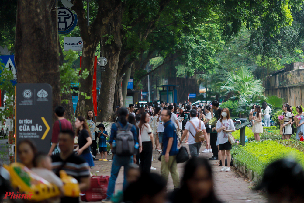 Bạn Nguyễn Văn Long (Đống Đa, Hà Nội) cho biết: 'Mình đưa bạn tới đây chụp, do cũng phải đi loanh quanh tìm chỗ nên ở đây có trông xe cũng tiện, giá cũng theo mặt bằng chung'.