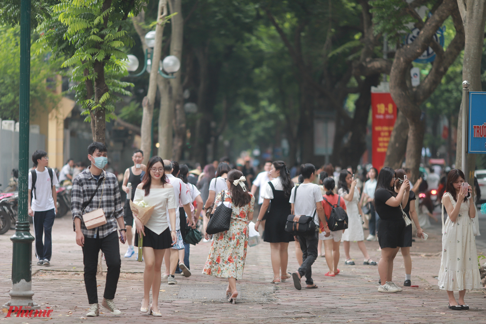 Hà Nội đang ở những ngày thu đẹp. Những ngày này, đường Phan Đình Phùng là một trong những địa điểm được săn đón nhất của Thủ đô.