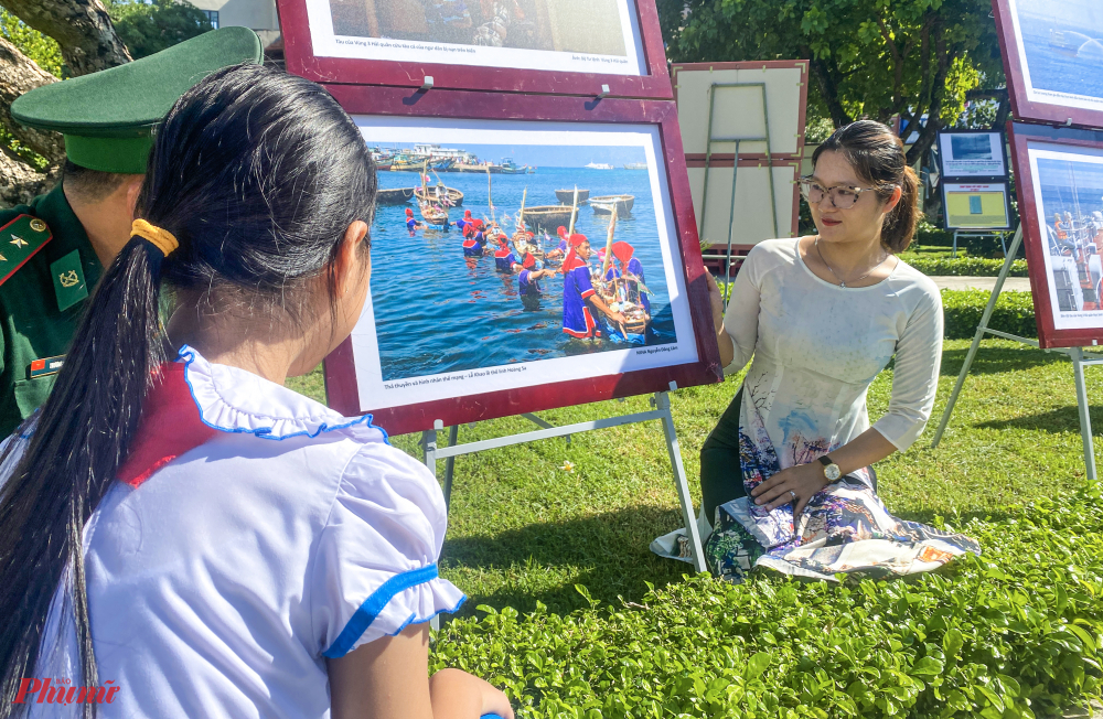 Cô giáo, học sinh và cán bộ biên phòng tìm hiểu về lễ khao lề thế lính Hoàng Sa