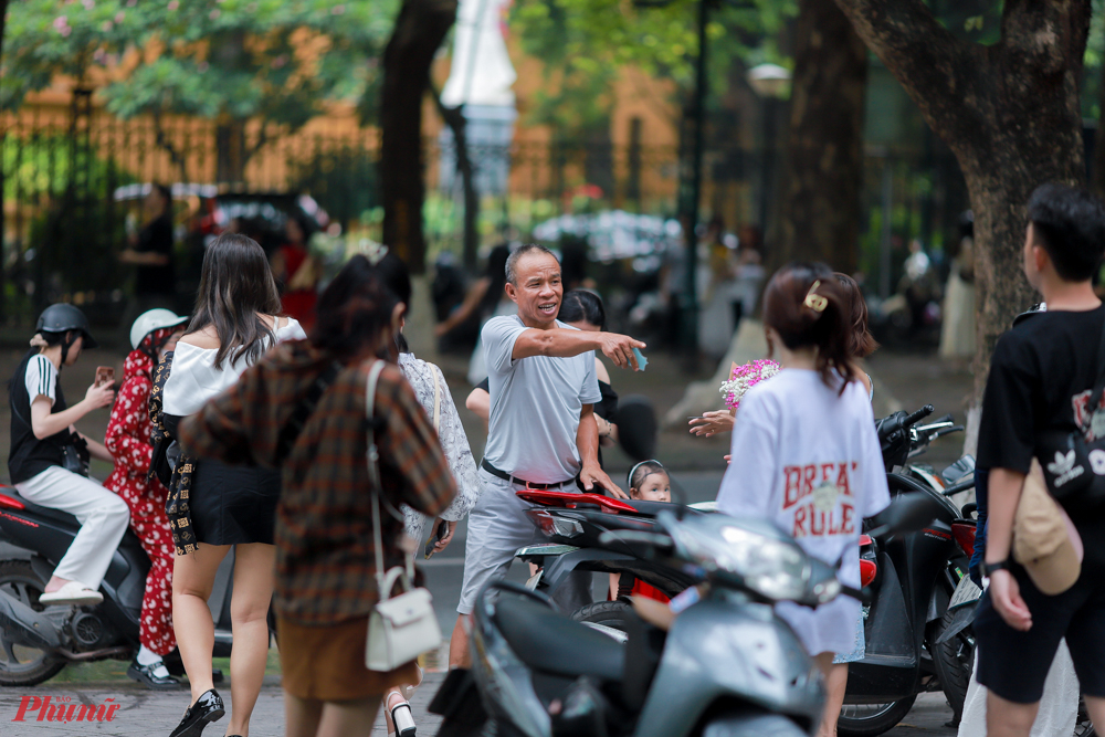 Nhiều người cho biết, không biết phải gửi xe, thấy trên vỉa hè nhiều xe để nên cũng để gần đó do chỉ muốn chụp nhanh vài bức ảnh. Nhiều người tỏ ý không hài lòng khi ngày thường không sao nhưng những ngày này lại mất tiền.