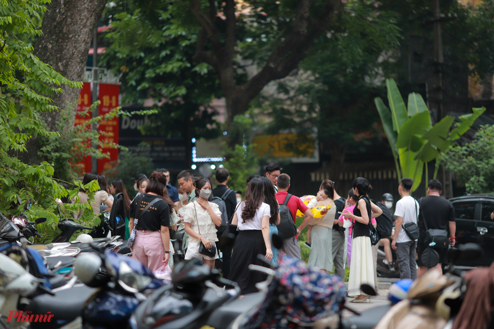 Bạn Hoàng Ngọc (Hoàng Mai, Hà Nội) cho biết: 'Những bãi xe này ai cho phép hoạt động, vé tự in chứ không phải vé được cấp đúng luật. Mình chỉ lên đứng xem thôi vì thấy đông vui nhưng có người ra viết vé xe và thu tiền ngay'.