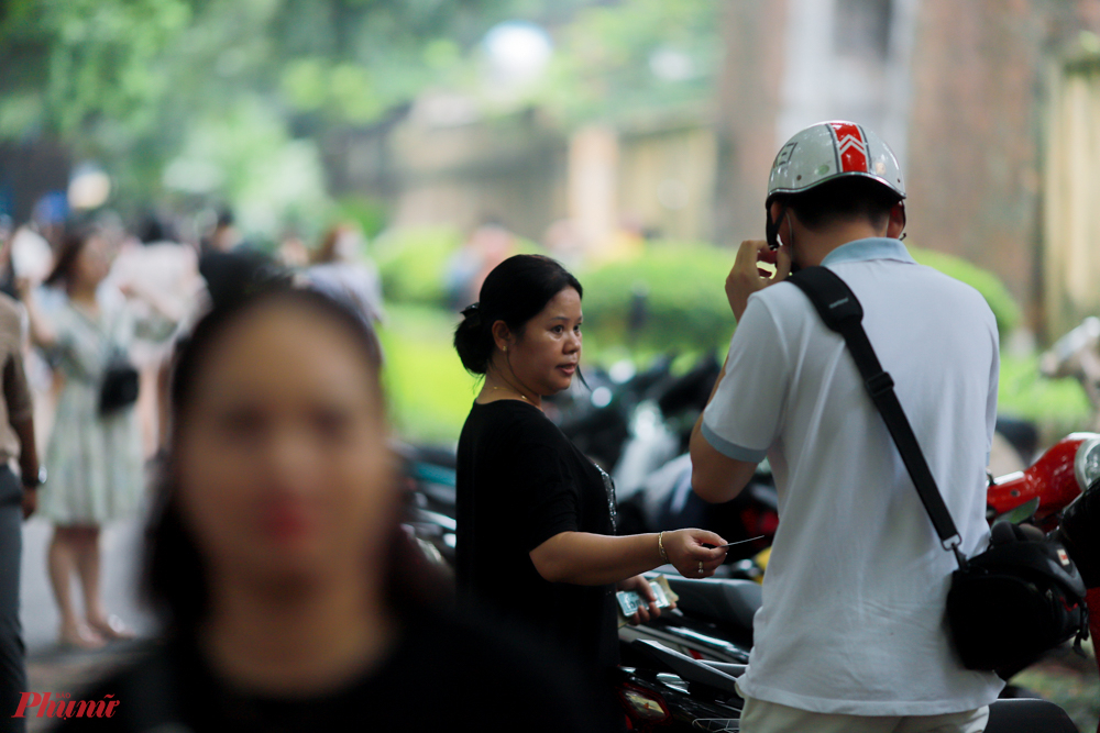 Những người trông xe ở đây có khi trông giữ hàng trăm lượt xe mỗi ngày, kiếm hàng trăm nghìn thậm chí tới tiền triêu mỗi ngày.