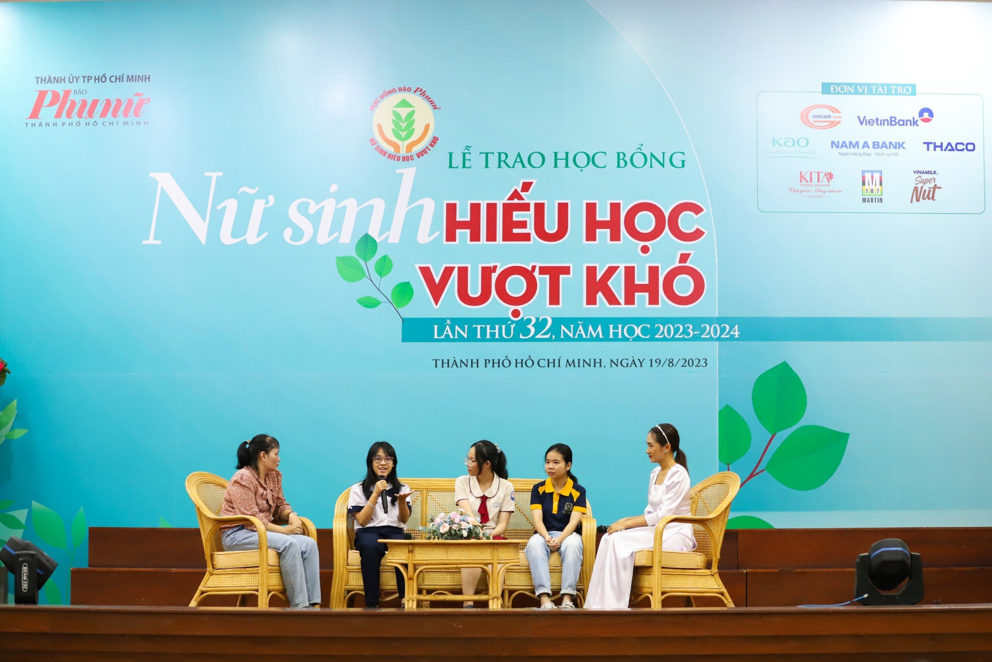 Thứ hai từ trái sang: nữ sinh Đinh Trần Giáng My, Trần Đỗ Thanh Thanh và Nguyễn Thị Nga