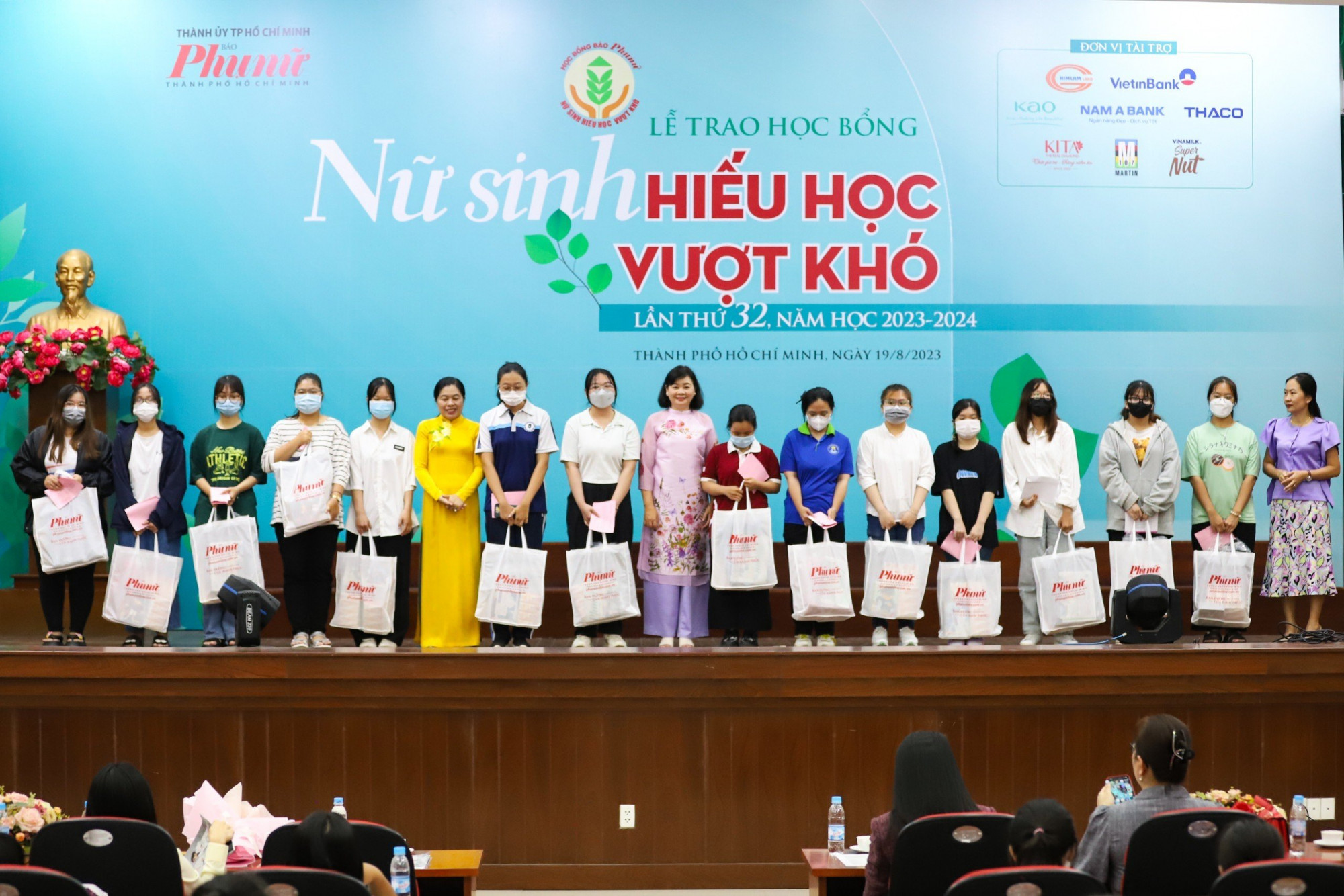 Các em nữ sinh được trao học bổng tại chương trình