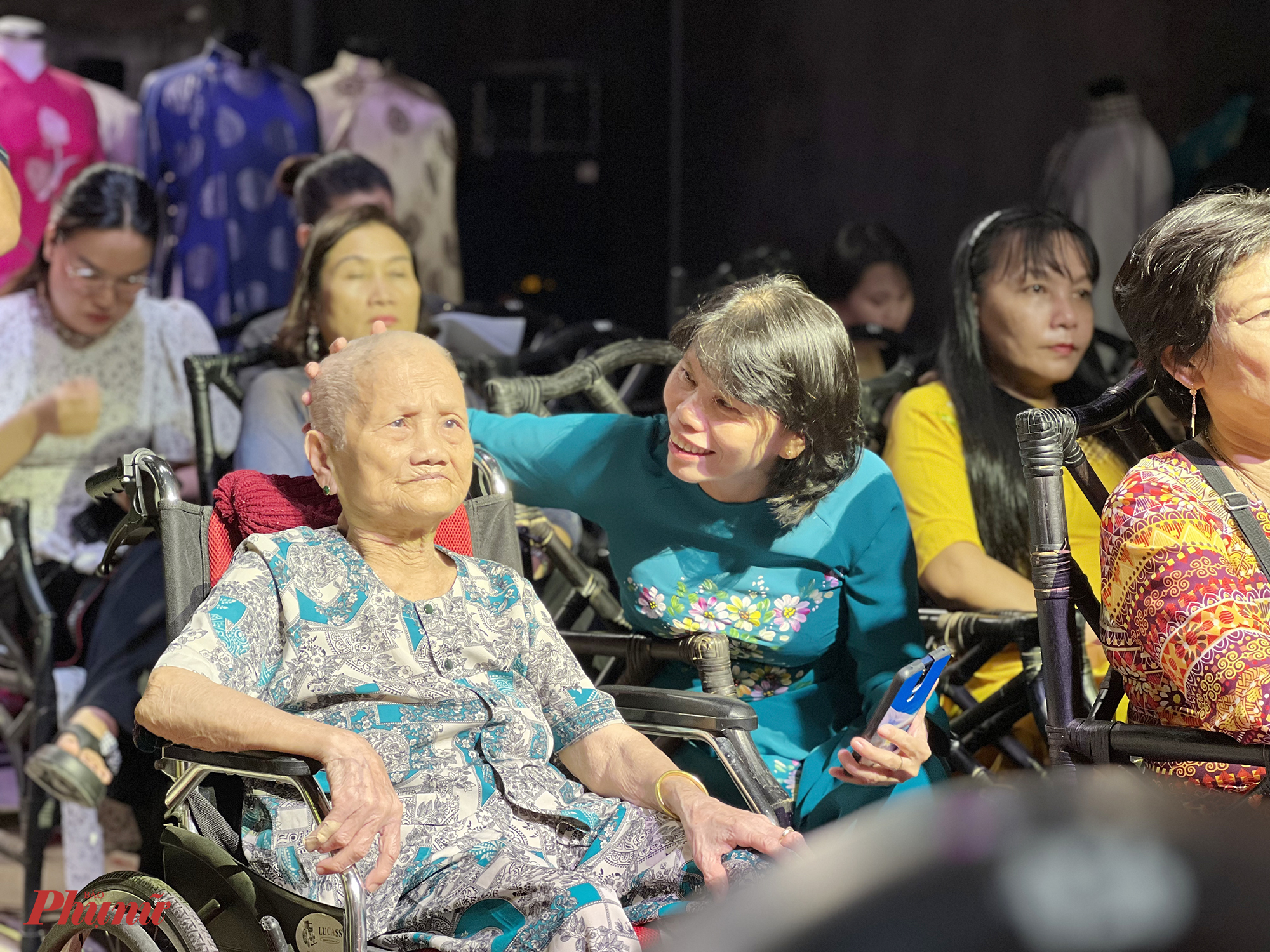 Cô Lê Thị Ngọc Hạnh đưa mẹ 95 tuổi đến xem chương trình