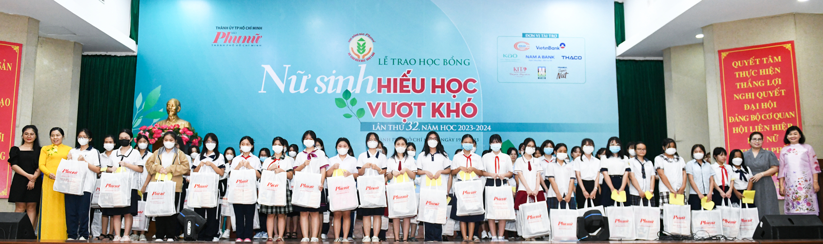 Lãnh đạo Báo Phụ nữ TPHCM, các đơn vị tài trợ trao học bổng Nữ sinh hiếu học vượt khó lần thứ 32 cho các nữ sinh -  ẢNH: NGUYỄN QUANG