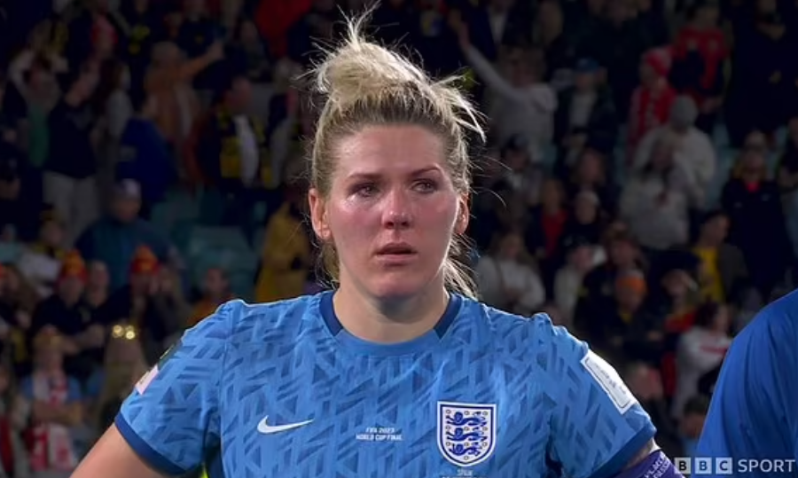 Đội trưởng đội tuyển Anh Millie Bright nhìn với đôi mắt ngấn lệ sau thất bại đau đớn tại World Cup