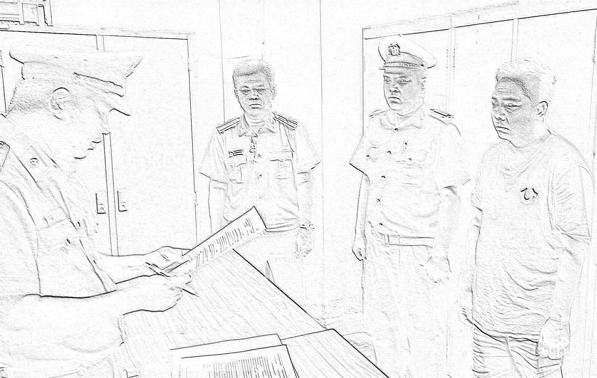 Võ Minh Điền (bìa trái) nghe đọc lệnh bắt tạm giam