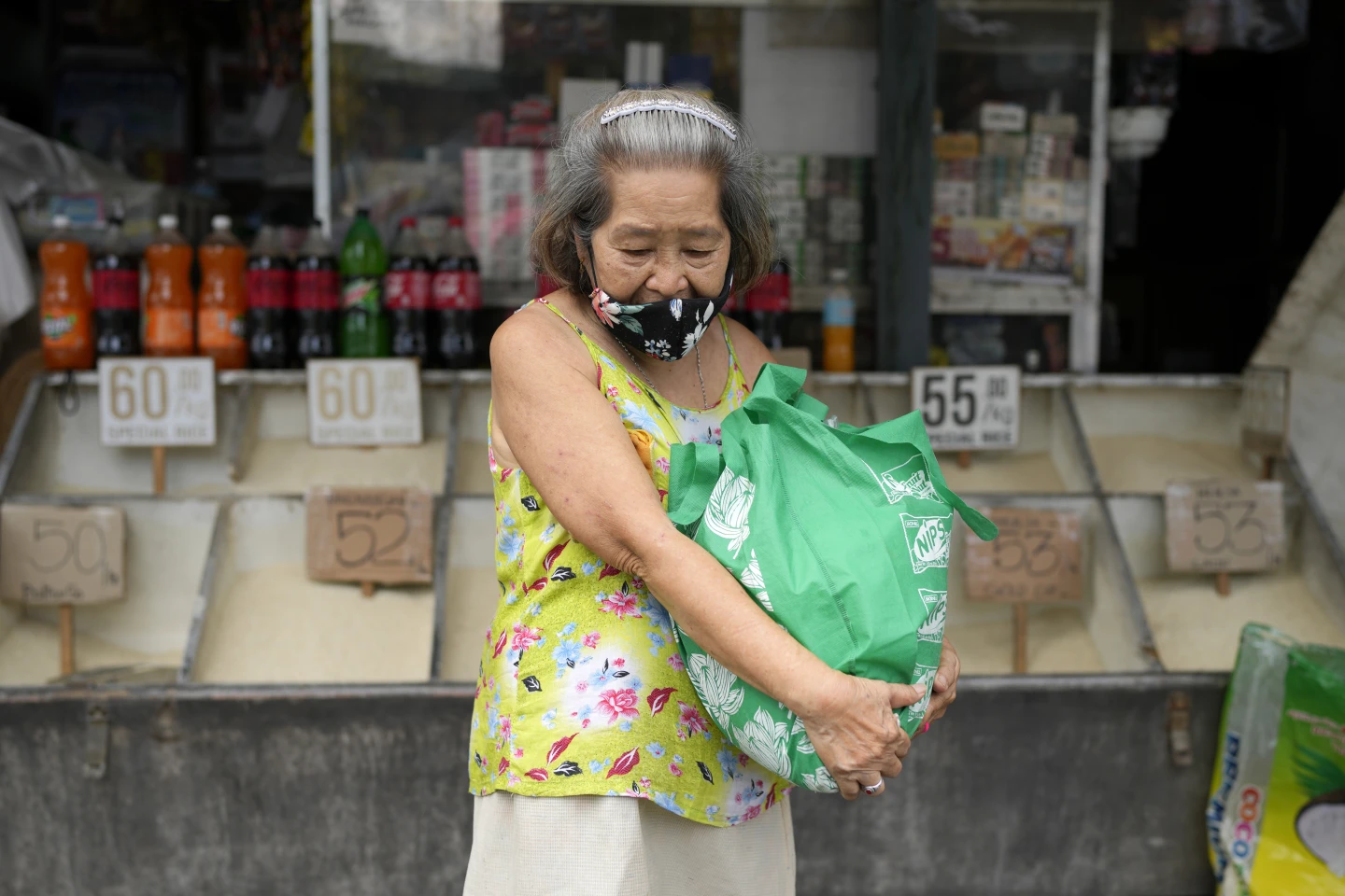 Người phụ nữ mua gạo tại một cửa hàng ở thành phố Quezon, Philippines