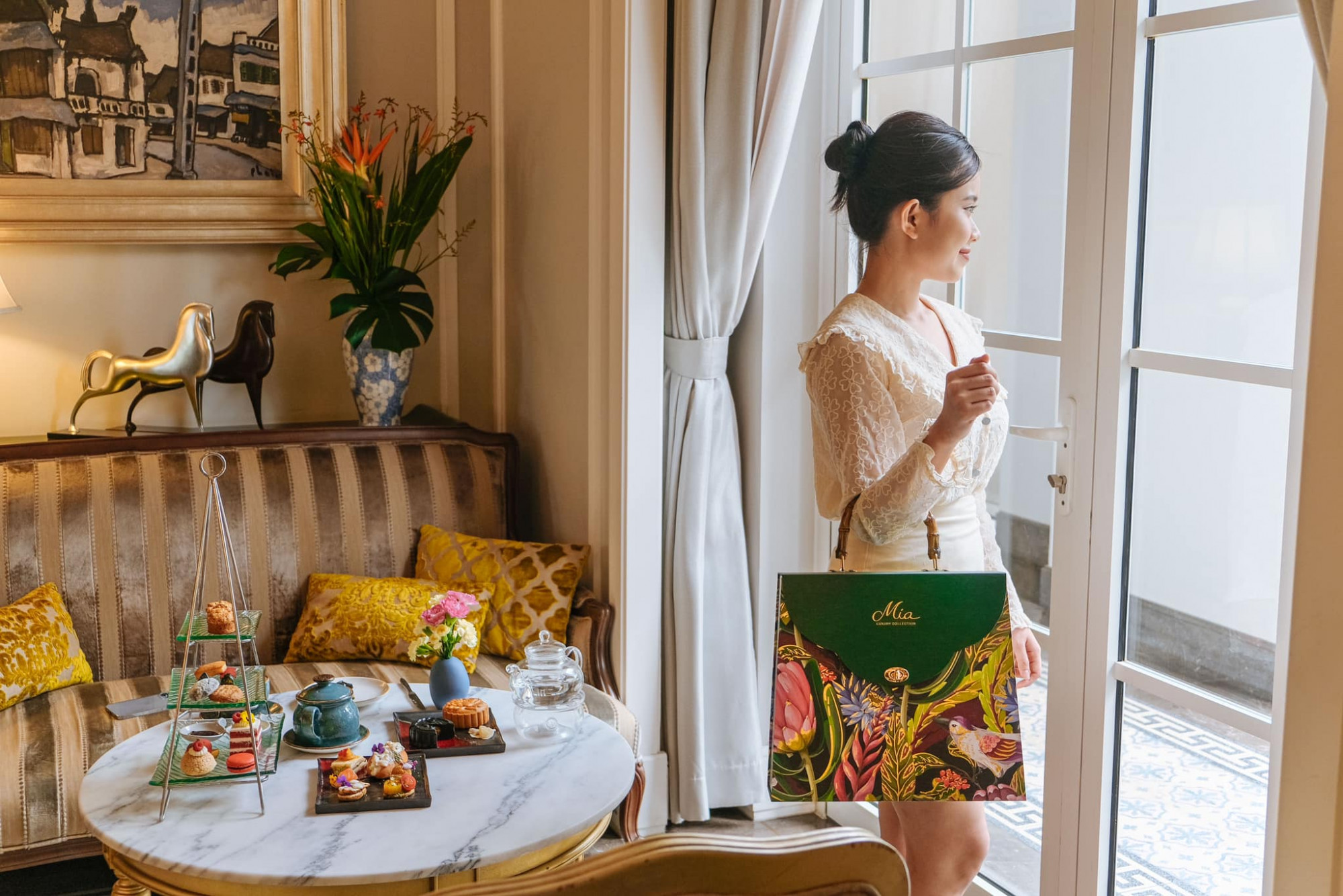 Mia Luxury Collection giới thiệu hộp bánh trung thu phiên bản giới hạn lấy cảm hứng từ màu xanh tươi mát của khu vườn nhiệt đới sinh động. Họa tiết nhấn mạnh vẻ đẹp của chim muông và hoa lá, tinh tế trên chiếc hộp cao cấp, sang trọng, thiết kế trang nhã. Mỗi hộp gồm 6 bánh, một rượu. Ngoài trưng bày, hộp bánh trung thu của Mia Luxiry Collection có thể sử dụng như một chiếc túi xách size lớn. 111