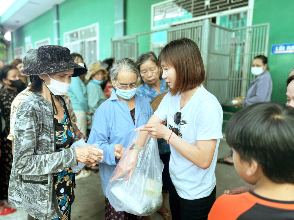 Không chỉ cống hiến hết mình cho bóng đá, Trần Thị Thùy Trang còn thường xuyên đi làm từ thiện.