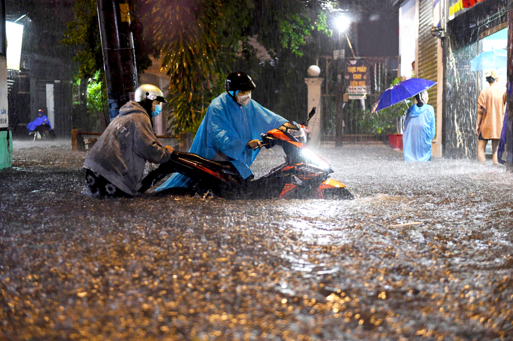 Xe máy bị ngập lút bánh ở “rốn ngập” chợ Thủ Đức trong một trận mưa giữa năm 2023 - ẢNH: MINH AN