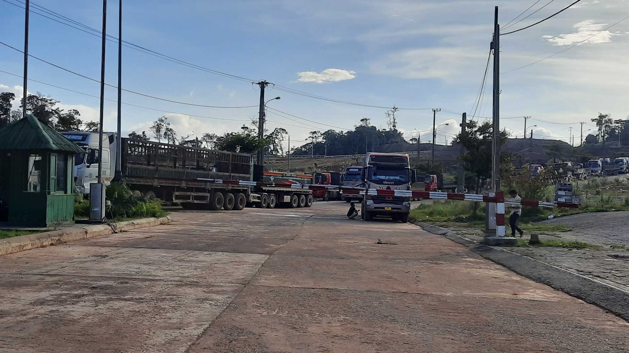 Trong 2 năm qua, lượt qua lại nơi biên giới này đang tăng lên ngày càng nhiều. Tuy nhiên, thiếu nhân lực, thiếu cơ sở hạ tầng thiết yếu khiến cho việc vận hành bị tắc nghẽn