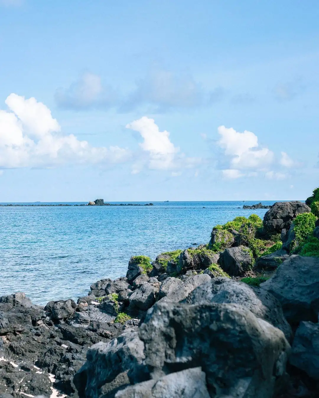 Đảo Phú Quý Đảo Phú Quý là 1 huyện nhỏ thuộc tỉnh Bình Thuận, nằm cách trung tâm TP Phan Thiết khoảng 120km. Là một trong những địa điểm du lịch gần Sài Gòn, ấn tượng đầu tiên khi đặt chân đến nơi đây là sự bình yên, biển xanh trong vắt, mọi thứ dường như vẫn còn hoang sơ và chưa có sự tác động nhiều của du lịch.  Từ Sài Gòn, bạn có thể di chuyển bằng xe khách đến Phan Thiết. Sau đó, để đi từ Phan Thiết ra đảo Phú Quý thì bạn có thể đi tàu siêu tốc (Superdong hoặc Phú Quý Express), với thời gian di chuyển khoảng 3 tiếng đồng hồ. Kinh nghiệm du lịch gần Sài Gòn ở đảo Phú Quý là bạn nên đặt trước vé xe và vé tàu từ 1-2 tháng để chủ động chuyến đi của mình bạn nhé!  du lịch gần sài gòn - đảo phú quý Nguồn: @_im.rot_  Để chủ động thời gian và lịch trình vui chơi trên đảo, bạn có thể thuê xe máy và di chuyển đến các địa điểm check-in. Ngoài các địa điểm check-in quen thuộc khi du lịch gần Sài Gòn ở đảo Phú Quý, thì một số điểm đẹp ấn tượng nhất bạn có thể ưu tiên ghé thăm là:  Hòn Trứng: nơi ít người biết đến, bạn có thể nhờ người địa phương dẫn đi, chỗ này đẹp tuyệt vời, chim bay đầy trời, cảm giác vô cùng “thần tiên”. Hòn Đen: gần đảo hơn, đứng ở Mộ Thầy hay núi Cao Cát là có thể nhìn thấy, cũng cực nhiều chim, và nước trong veo. Núi Cao Cát: check-in ở vách đá hay những bãi cỏ xanh rì đều rất đẹp, view nhìn xuống dưới là mấy ngôi nhà trắng, bãi biển xanh ngát. - ảnh