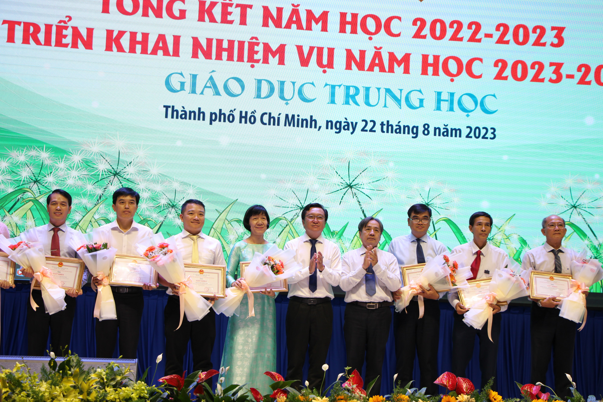 Khen thưởng các trường THPT đạt kết quả cao trong năm học 2022-2023