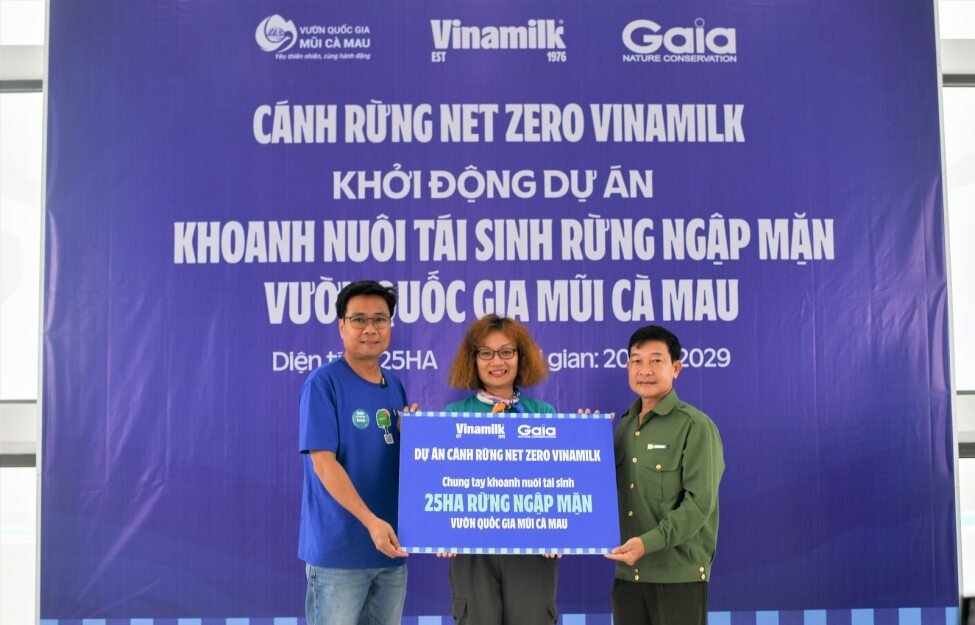 Ông Lê Hoàng Minh (trái) đại diện Vinamilk và bà Đỗ Thị Thanh Huyền - đại diện Gaia trao tượng trưng bảng 25ha rừng ngập mặn thuộc dự án “Cánh rừng Net Zero Vinamilk” cho đại diện Vườn quốc gia Mũi Cà Mau - Ảnh: Nguyễn Hiệu