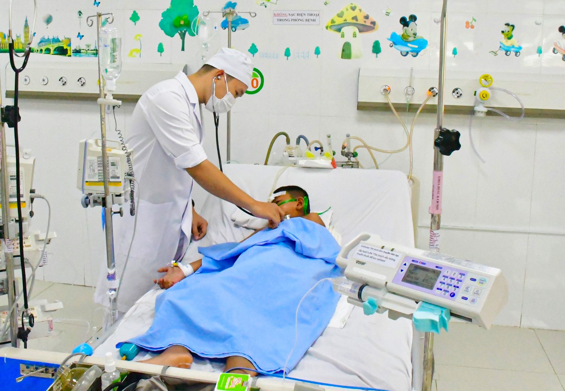 Bé trai đang điều trị tại bệnh viện - Ảnh: CTV