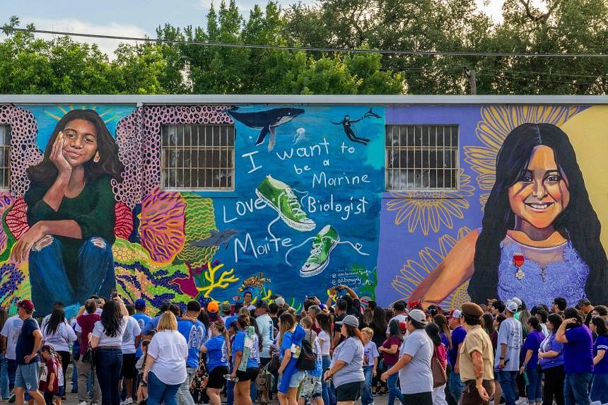Các thành viên cộng đồng đến thăm các bức tranh tường của Maite Rodriguez và Amerie Jo Garza, 10 tuổi, nạn nhân của vụ xả súng ở trường tiểu học Robb