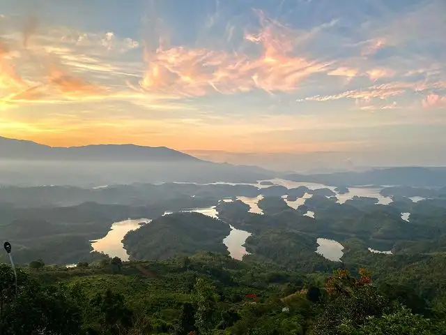 Bạn có thể di chuyển đến Tà Đùng bằng xe khách. Nhưng nếu có điều kiện và sức khỏe tốt, du lịch gần Sài Gòn ở Tà Đùng, bạn nên đi xe máy để chiêm ngưỡng toàn bộ cảnh đẹp của núi rừng. Những con đèo uốn lượn, những quả đồi cao ngút, hồ nước xanh ngắt dưới thung lũng sẽ đánh tan mọi mệt mỏi lo âu trong cuộc sống. Nếu sợ mệt, bạn có thể chia tour thành 2 ngày, ngày đầu đến Bảo Lộc vui chơi, sau đó ngày thứ 2 chạy lên Tà Đùng lúc sáng sớm.  Vì hồ cung cấp sức nước cho đập thủy điện, nên mực nước của hồ cũng sẽ dao động theo mùa mưa và mùa khô của Tây Nguyên. Khi mùa khô thì nước hồ cạn, để lộ phần rìa đất các đảo sẽ không đẹp bằng mùa mưa - lúc nước hồ đầy. Dịp 2/9 này là thời gian lý tưởng để ghé thăm Tà Đùng. Tầm tháng 9 đến tháng 1 năm sau là đẹp nhất, khi nước hồ đầy, cây cối xanh tốt.Nguồn: @nhanqd