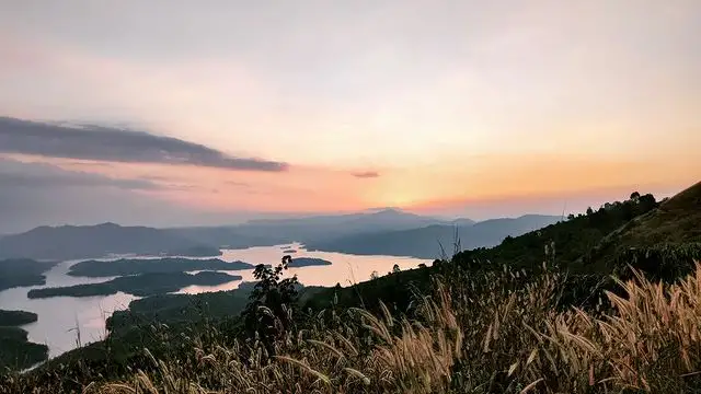 Được ví như Vịnh Hạ Long trên cạn ở Tây Nguyên, Tà Đùng là một trong những địa điểm du lịch gần Sài Gòn thú vị nhưng chưa được nhiều người biết đến. Theo lời người dân địa phương, năm 2012, việc xây đập thủy điện đã làm thay đổi dòng chảy, từ đó tạo nên thung lũng hồ Tà Đùng xanh biếc với gần 50 cồn đảo lớn nhỏ xung quanh. Những đảo này đều từng là đỉnh núi, thế nên, bên trong lòng hồ vẫn còn những di tích nhà cửa của người đồng bào dân tộc thuở trước.  Là địa điểm du lịch gần Sài Gòn, Cách Sài Gòn tầm 280km, gần hơn cả Đà Lạt, tuy nhiên vì du lịch địa phương không đồng bộ, thông tin để khám phá Tà Đùng khá ít, mọi người lên Tà Đùng thường không biết chỗ để đi. Nguồn: @y.a.r_s.vn