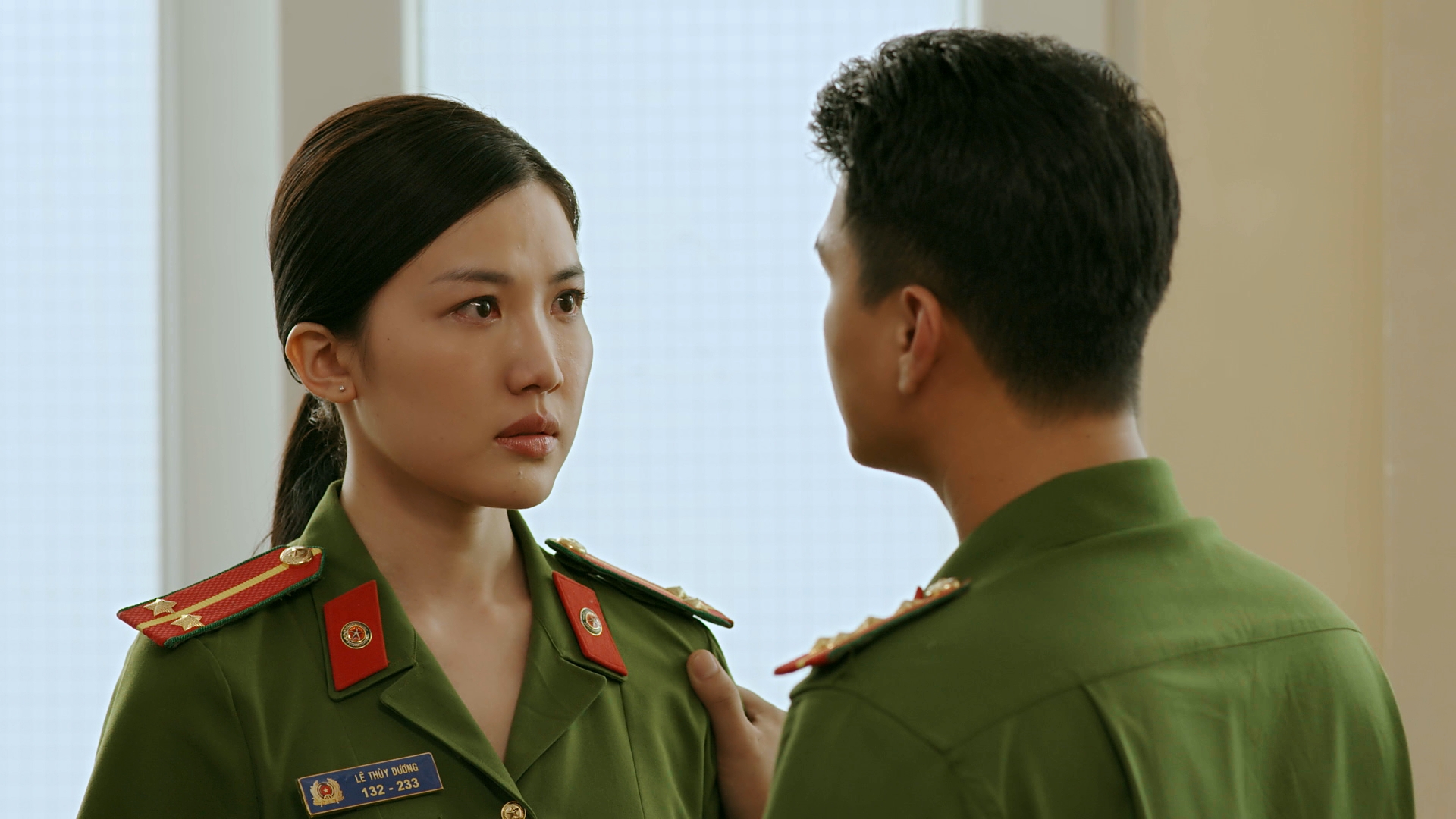 Nữ diễn viên chính Lương Thanh cũng lần đầu khoác lên người bộ cảnh phục