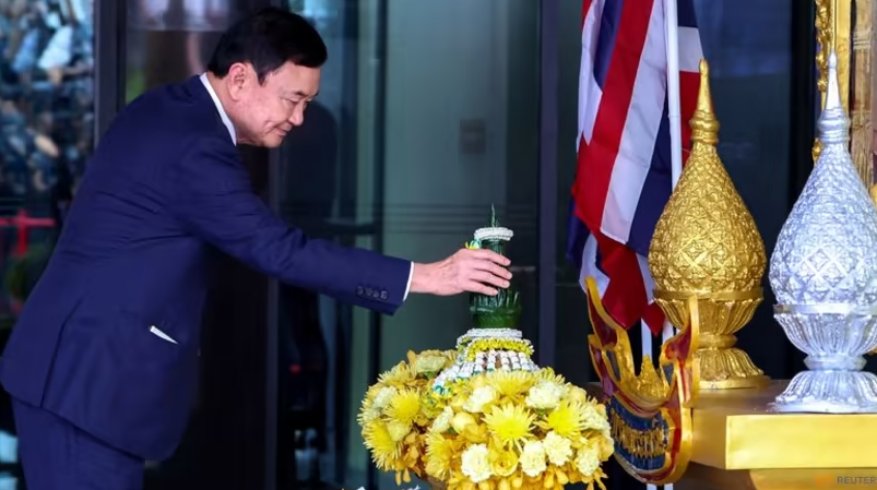 Cựu Thủ tướng Thái Lan Thaksin Shinawatra bày tỏ lòng thành kính trước bức chân dung của Nhà vua Thái Lan Maha Vajiralongkorn và Hoàng hậu Suthida tại sân bay Don Mueang ở Bangkok, Thái Lan ngày 22 tháng 8 năm 2023. (Ảnh: REUTERS/Athit Perawongmetha) … xem thêm