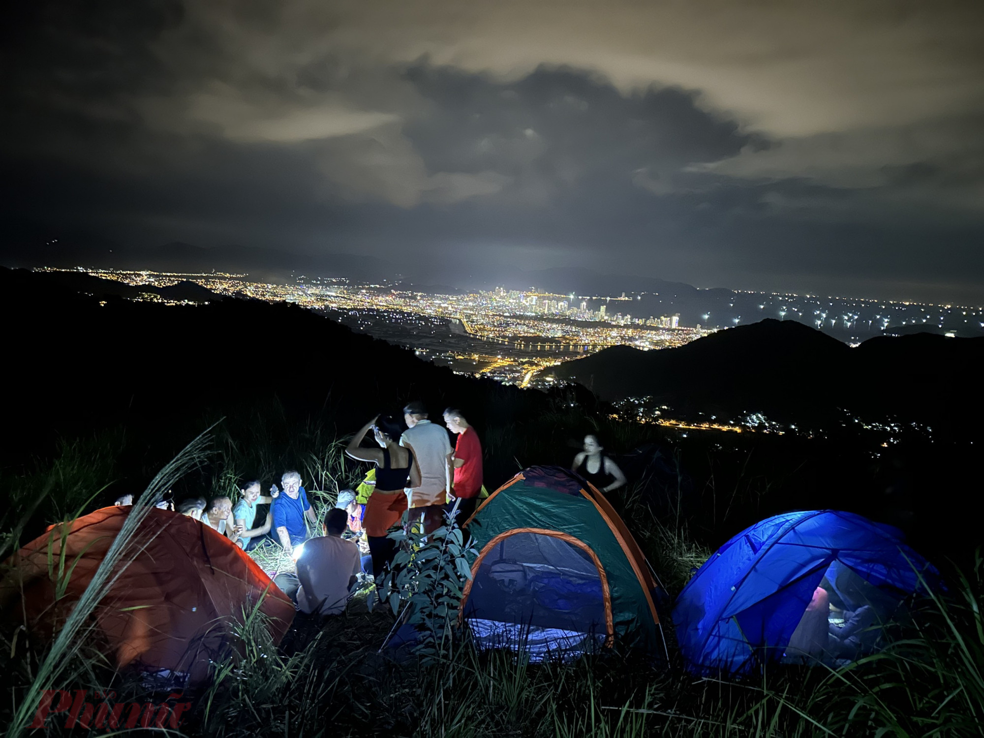 Dựng lều cắm trại qua đêm ở lưng chừng núi