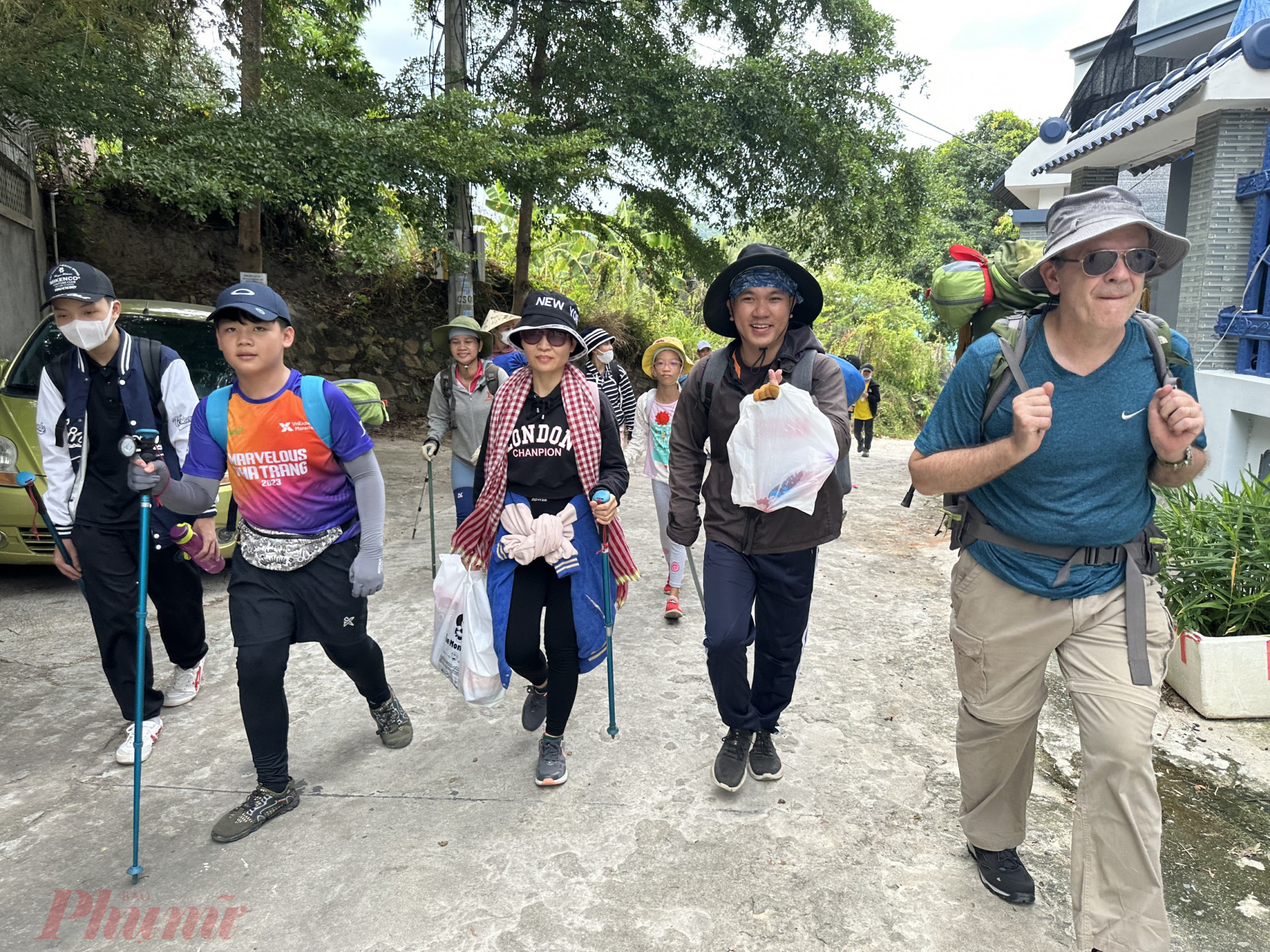Người dân, du khách ở Nha Trang lên đường chinh phục đỉnh Hoàng Ngưu Sơn