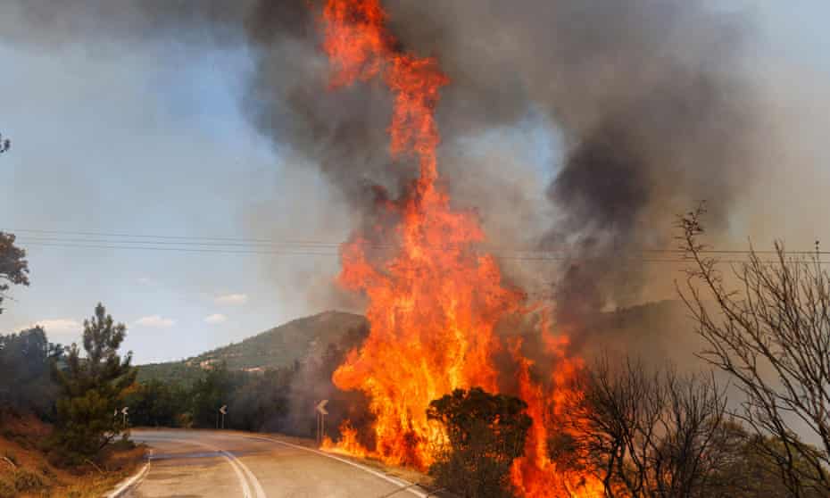 Lính cứu hỏa ở Hy Lạp liên tục chiến đấu với hàng trăm đám cháy rải rác trên c