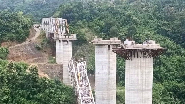 Một cây cầu đường sắt đang được xây dựng bị sập ở bang Mizoram, đông bắc Ấn Độ vào ngày 23 tháng 8 năm 2023. (Ảnh: Twitter/Zoramthanga)