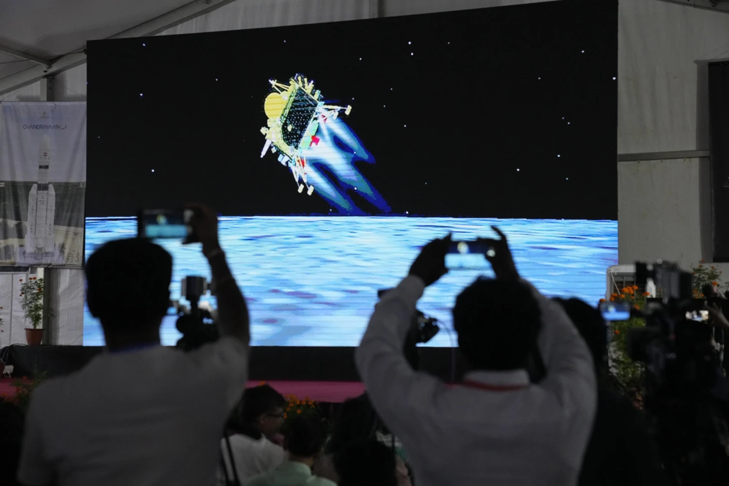 Các nhà báo quay chương trình truyền hình trực tiếp về tàu vũ trụ Chandrayaan-3 hạ cánh trên mặt trăng tại cơ sở Mạng lưới chỉ huy, theo dõi và đo từ xa của ISRO ở Bengaluru, Ấn Độ,