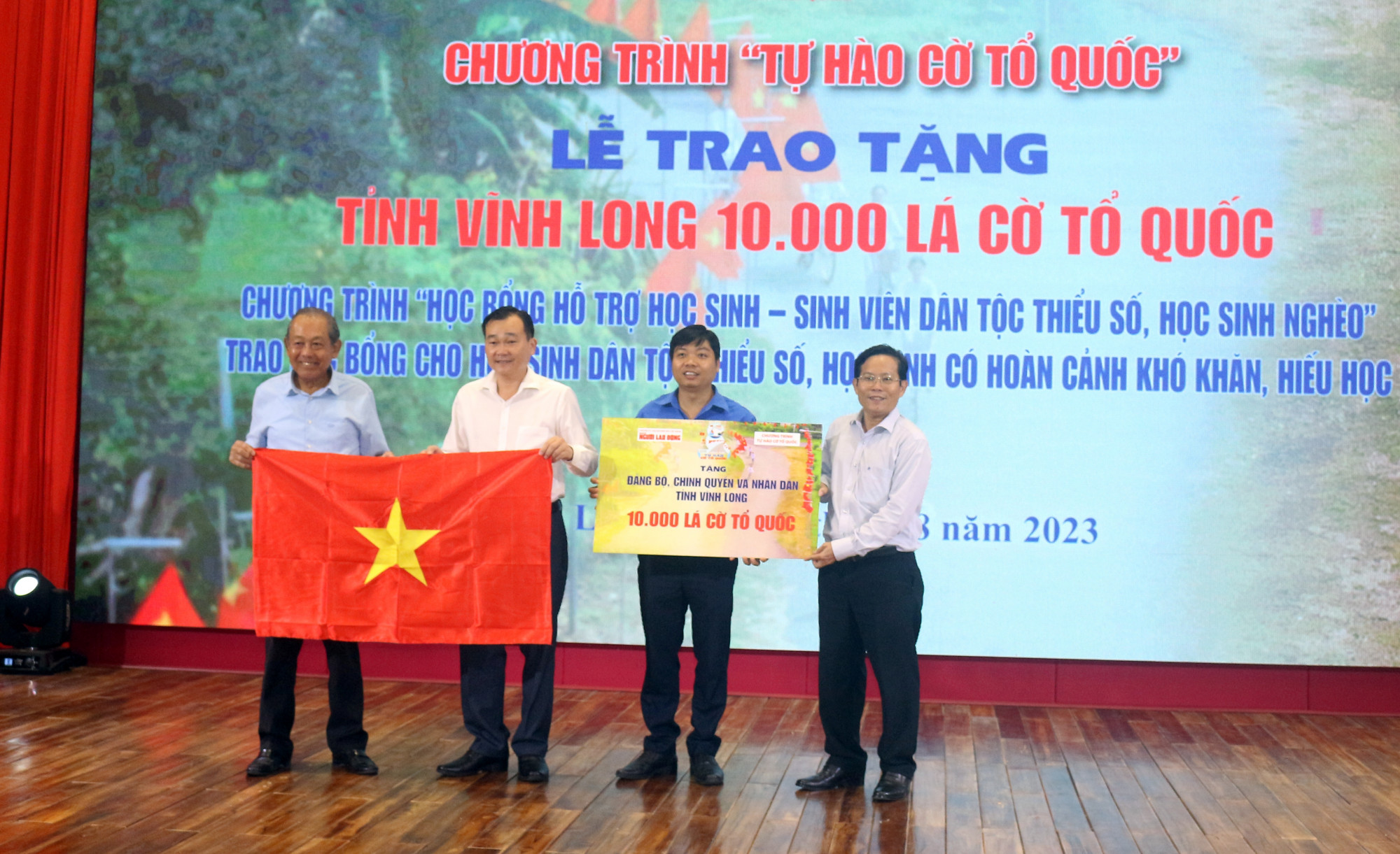 Nguyên Phó Thủ tướng Thường trực Chính phủ Trương Hòa Bình trao bảng tượng trưng 10.000 lá Tổ quốc cho đại diện lãnh đạo tỉnh Vĩnh Long