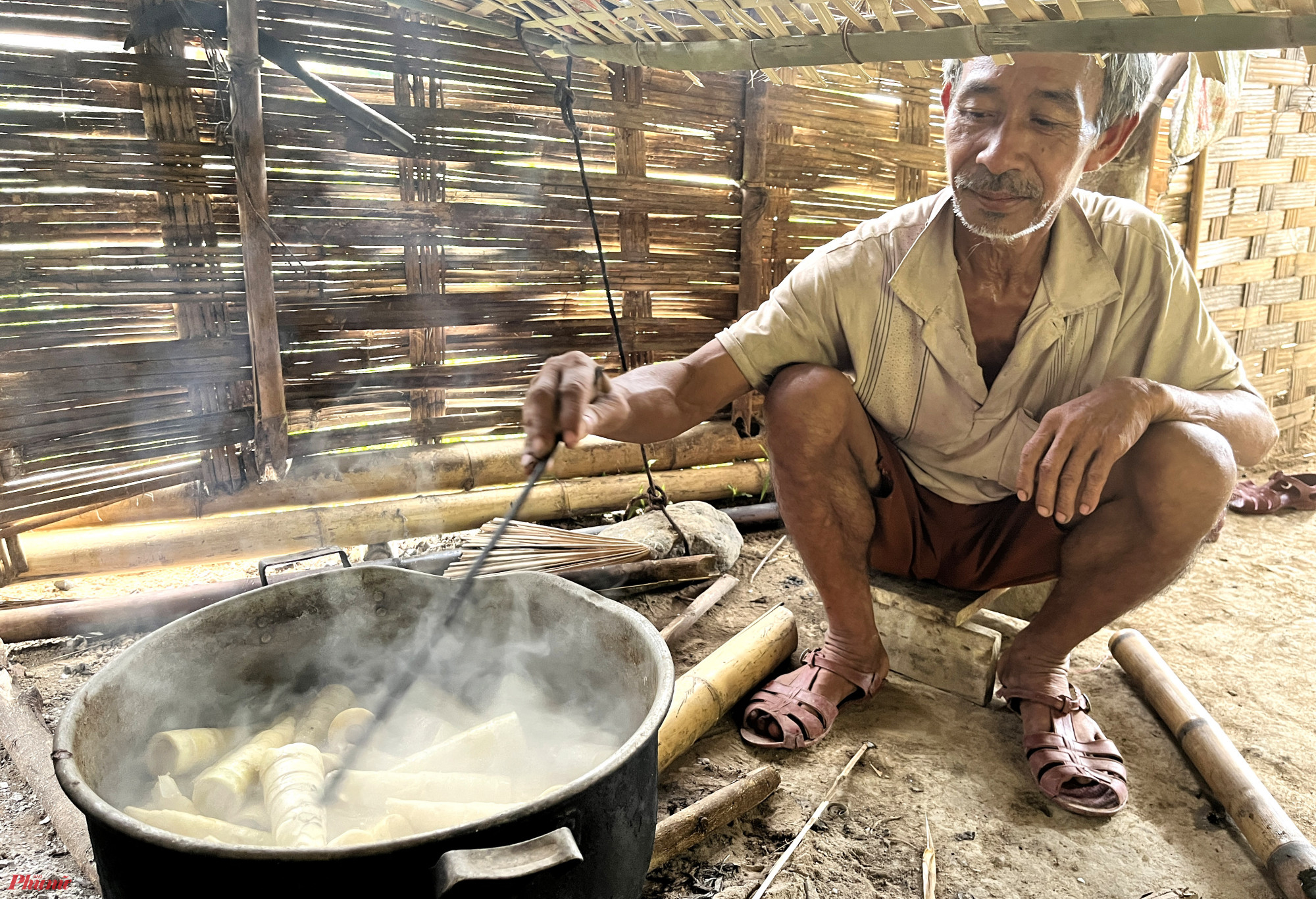 Sau khi thu hoạch măng, một số gia đình ở Khe Nóng mang đi luộc để làm măng khô. Măng nứa sau khi phơi khô được thương lái thu mua với giá 150.000 - 180.000 đồng/kg.