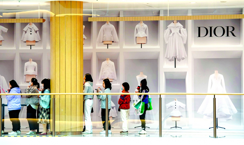 Khách Trung Quốc xếp hàng  tại một cửa hiệu Dior ở Thượng Hải  - Nguồn ảnh: New York Times