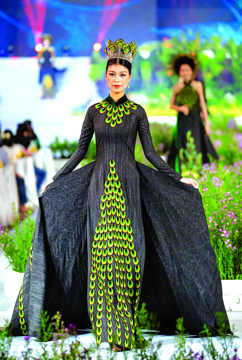 Những thiết kế áo dài trong bộ sưu tập lấy ý tưởng từ chim công được nhà thiết kế Việt Hùng  giới thiệu tại Lễ hội áo dài TPHCM 2023 