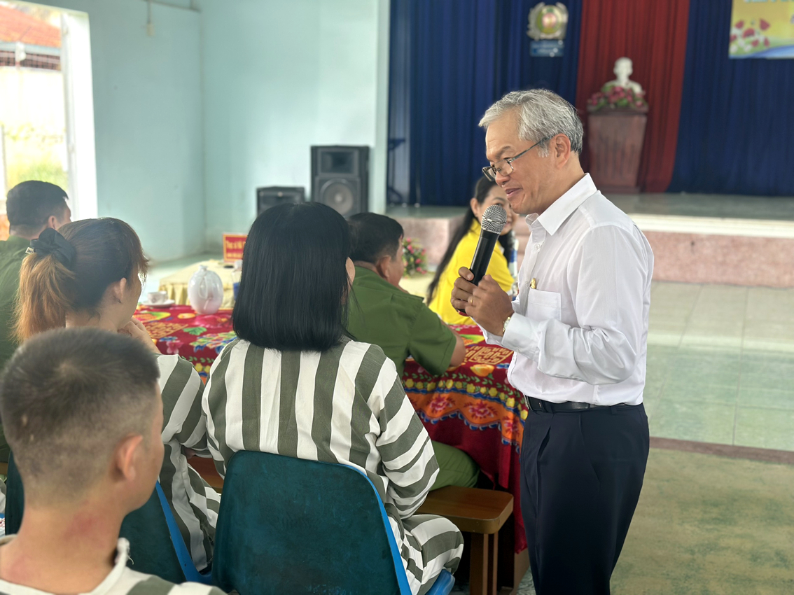 Thạc sĩ Hà Trung Thành chia sẻ về “ngân hàng hiếu thảo” với các phạm nhân tại trại tạm giam Bố Lá