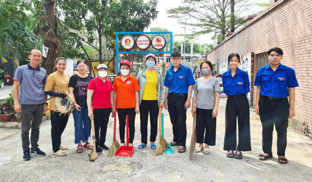 Anh Thái Tăng Lộc (bìa trái) thường xuyên kêu gọi cán bộ, hội viên phụ nữ và đoàn viên ở chung cư Tecco cùng quét dọn rác, bảo vệ môi trường sống chung của cư dân - Ảnh: Mẫn Nhi