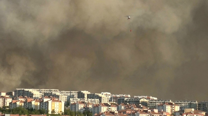 Một chiếc trực thăng chở xô nước khi đám cháy rừng bùng cháy ở Canakkale, Thổ Nhĩ Kỳ, ngày 22 tháng 8 năm 2023