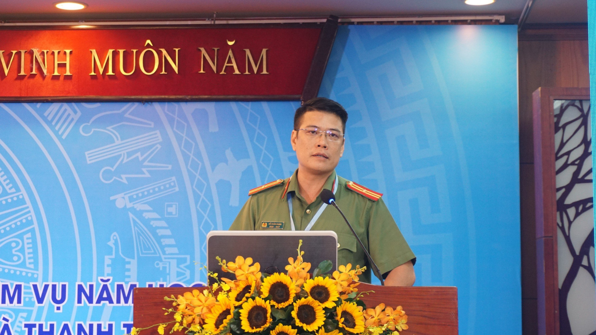 Đồng chí Đỗ Xuân Giang, cán bộ Cục An ninh chính trị nội bộ - Bộ công an (A03) phát biểu tại hội nghị. Ảnh: Anh Nhàn.