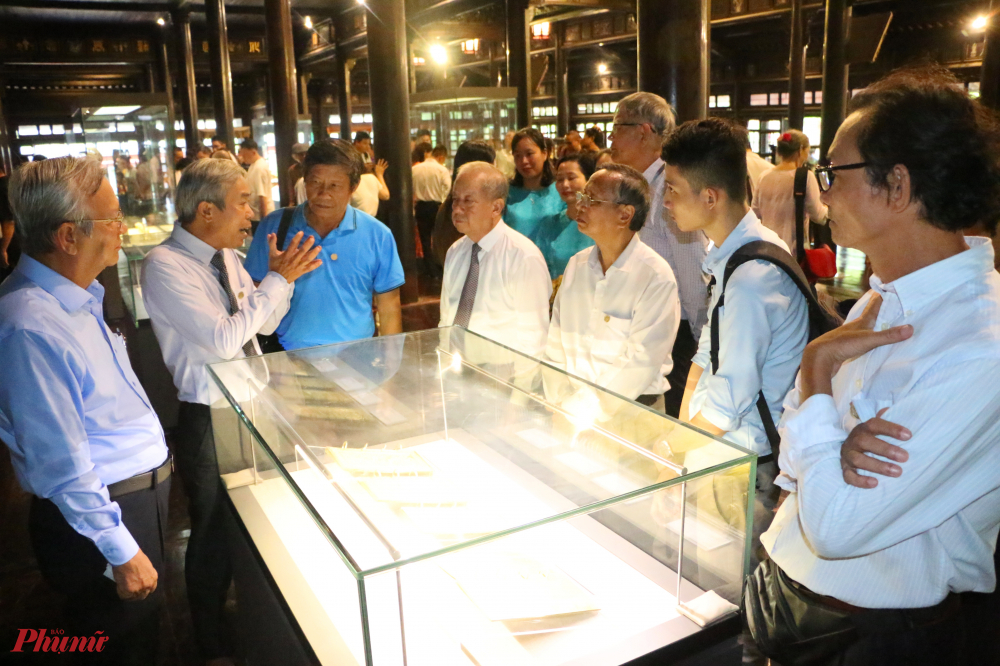 Đông đảo quan khách, giới nghiên cứu cổ vật đến tham quan chức trưng bày với chủ đề Từ Musée Khải Định đến Bảo tàng Cổ vật Cung đình Huế