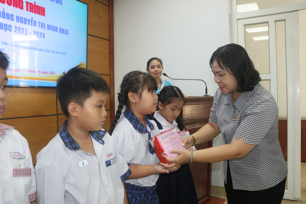 Bà Nguyễn Hạnh Thảo – Chủ tịch Hội LHPN TP Thủ Đức – trao học bổng cho các em. 