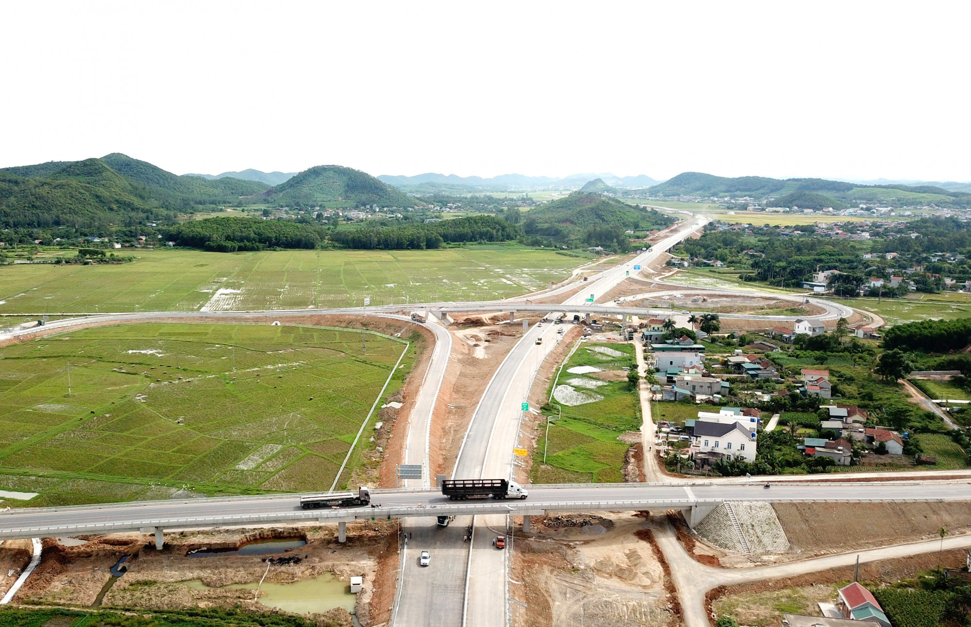 Cùng với cao tốc Nghi Sơn - Diễn Châu, cao tốc quốc lộ 45 - Nghi Sơn (dài 43km đi qua huyện Nông Cống, thị xã Nghi Sơn, tỉnh Thanh Hóa) cũng thông xe vào dịp 2/9 sẽ rút ngắn thời gian từ Thanh Hóa đi Nghệ An từ 3 tiếng nếu đi quốc lộ 1 xuống còn 1 tiếng rưỡi. Đi từ Hà Nội đến Diễn Châu (Nghệ An) chỉ mất 3 tiếng rưỡi, thay vì khoảng 5 tiếng như hiện nay.