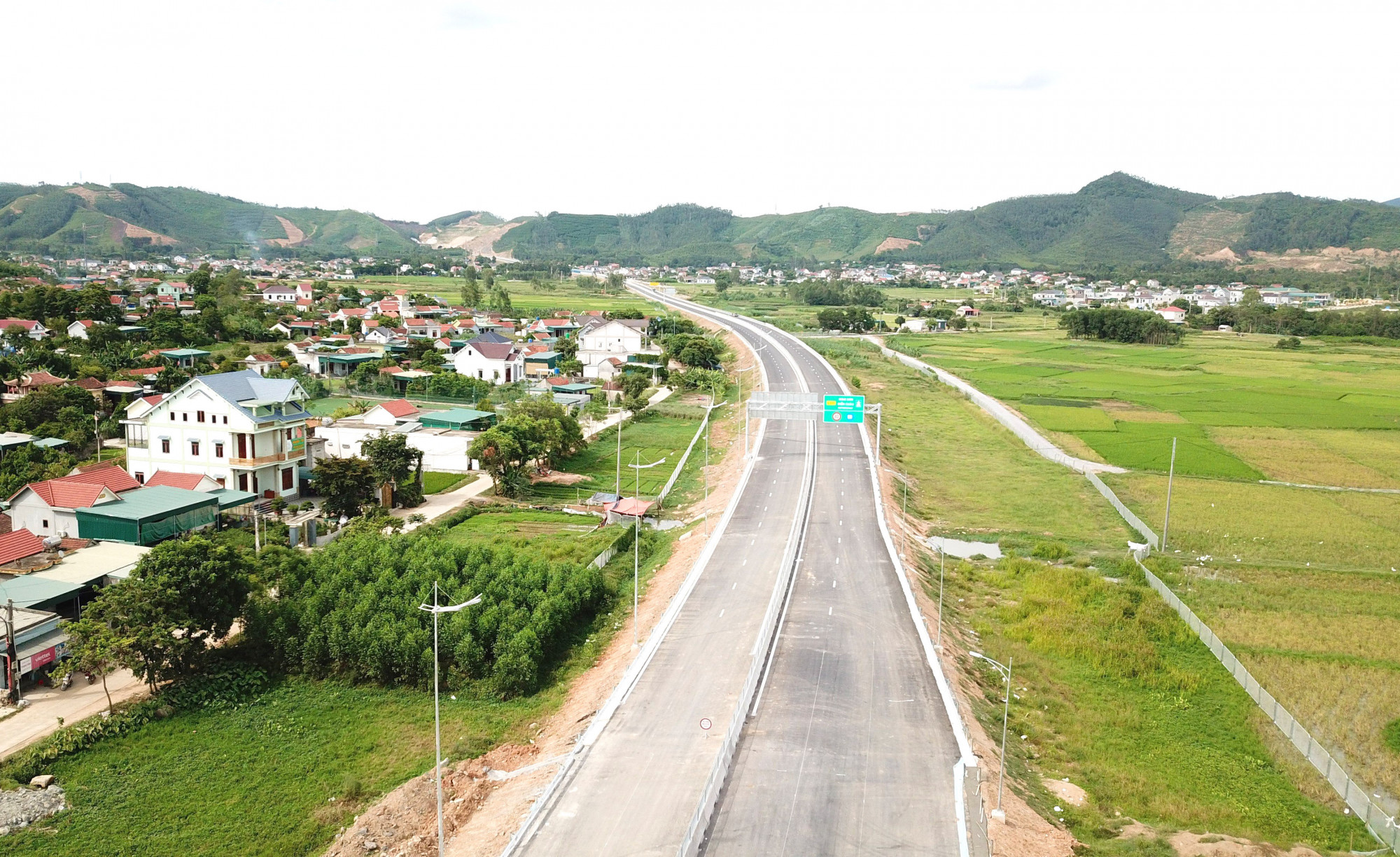  Dự án cao tốc Nghi Sơn - Diễn Châu có tổng chiều dài 50km, đi qua địa phận 2 tỉnh Thanh Hóa và Nghệ An với tổng mức đầu tư lên đến 7.293 tỉ đồng. Đoạn đầu của dự án tại xã Tân Trường (thị xã Nghi Sơn, tỉnh Thanh Hóa), điểm cuối nằm ở xã Diễn Cát (huyện Diễn Châu, tỉnh Nghệ An).