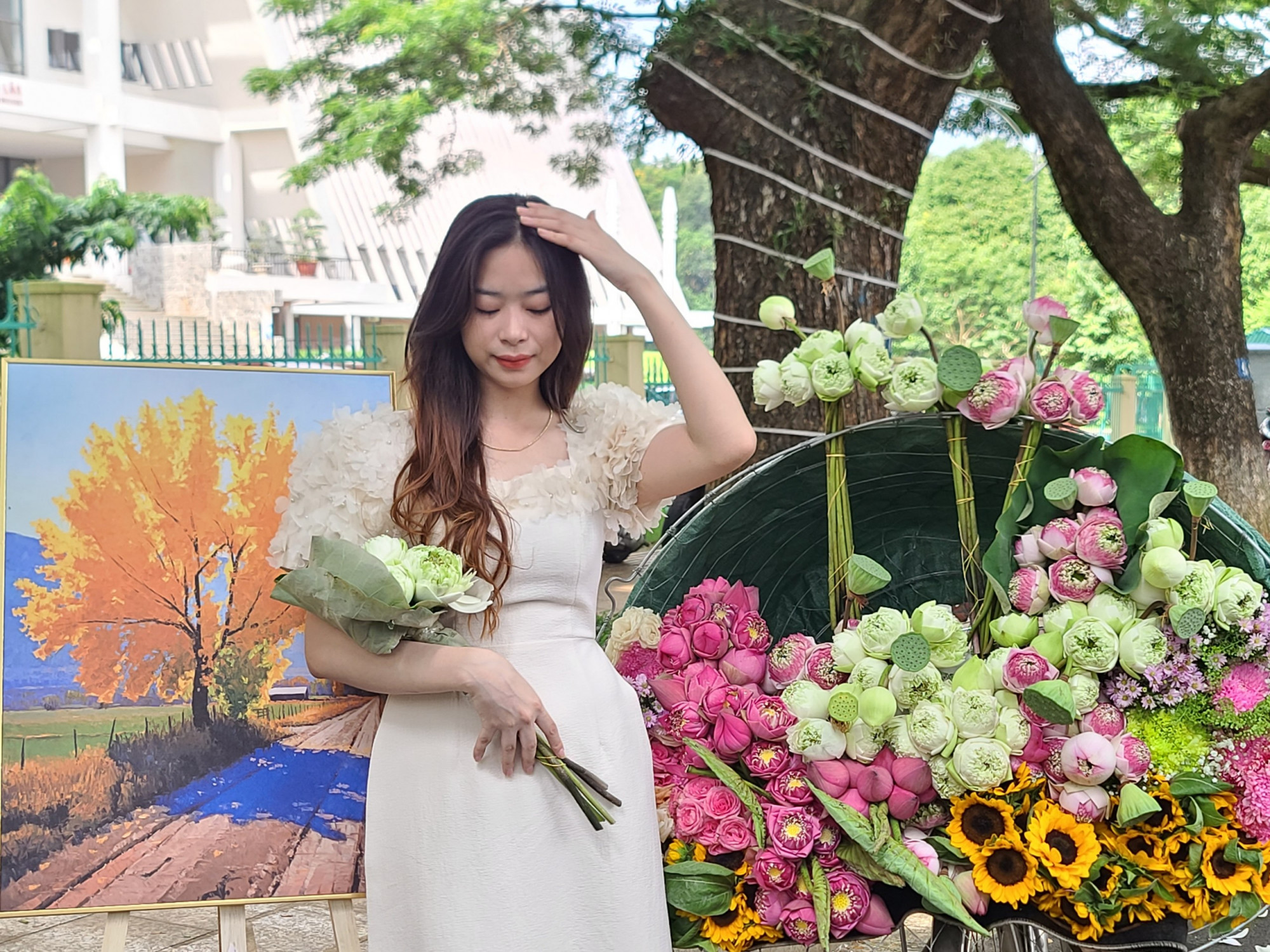 khi đến check-in không khí mùa thu Hà Nội trên đường Phan Đình Giót, mọi người mua hoa sẽ được chụp hình check-in miễn phí. 