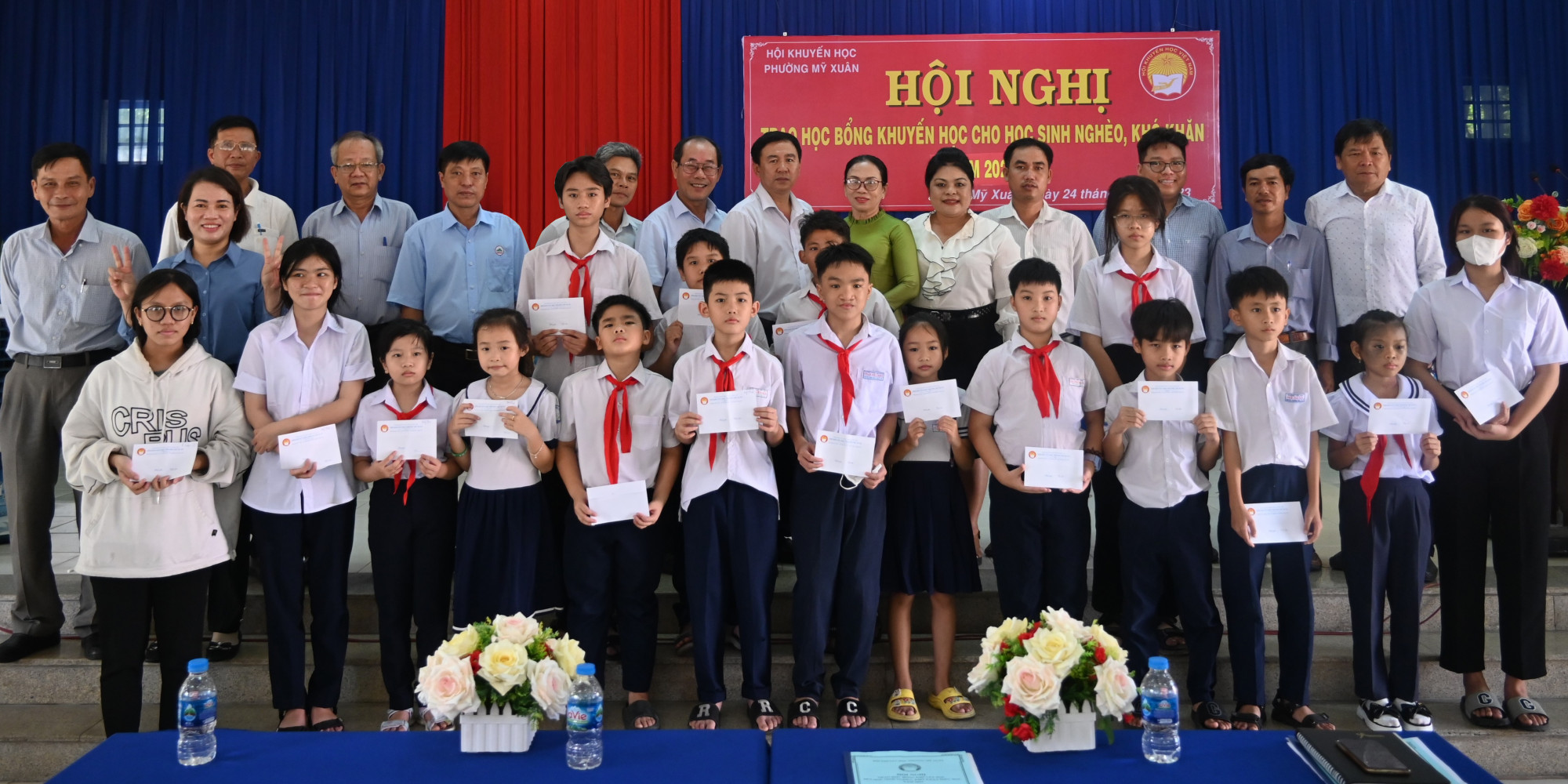Bà Nguyễn Thu Thủy - Phó giám đốc Đối ngoại Công ty Vedan (thứ 5 phải qua) trao tặng học bổng khuyến học đến các em học sinh tại phường Mỹ Xuân - Ảnh: Vedan