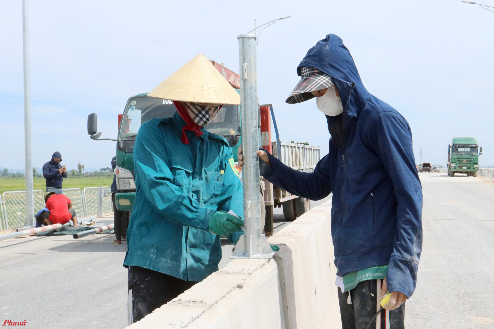 Đến nay, các nhà thầu đã thi công xong cơ bản phần nền, móng tuyến chính, đường gom và đang lắp đặt dải phân cách, hộ lan.