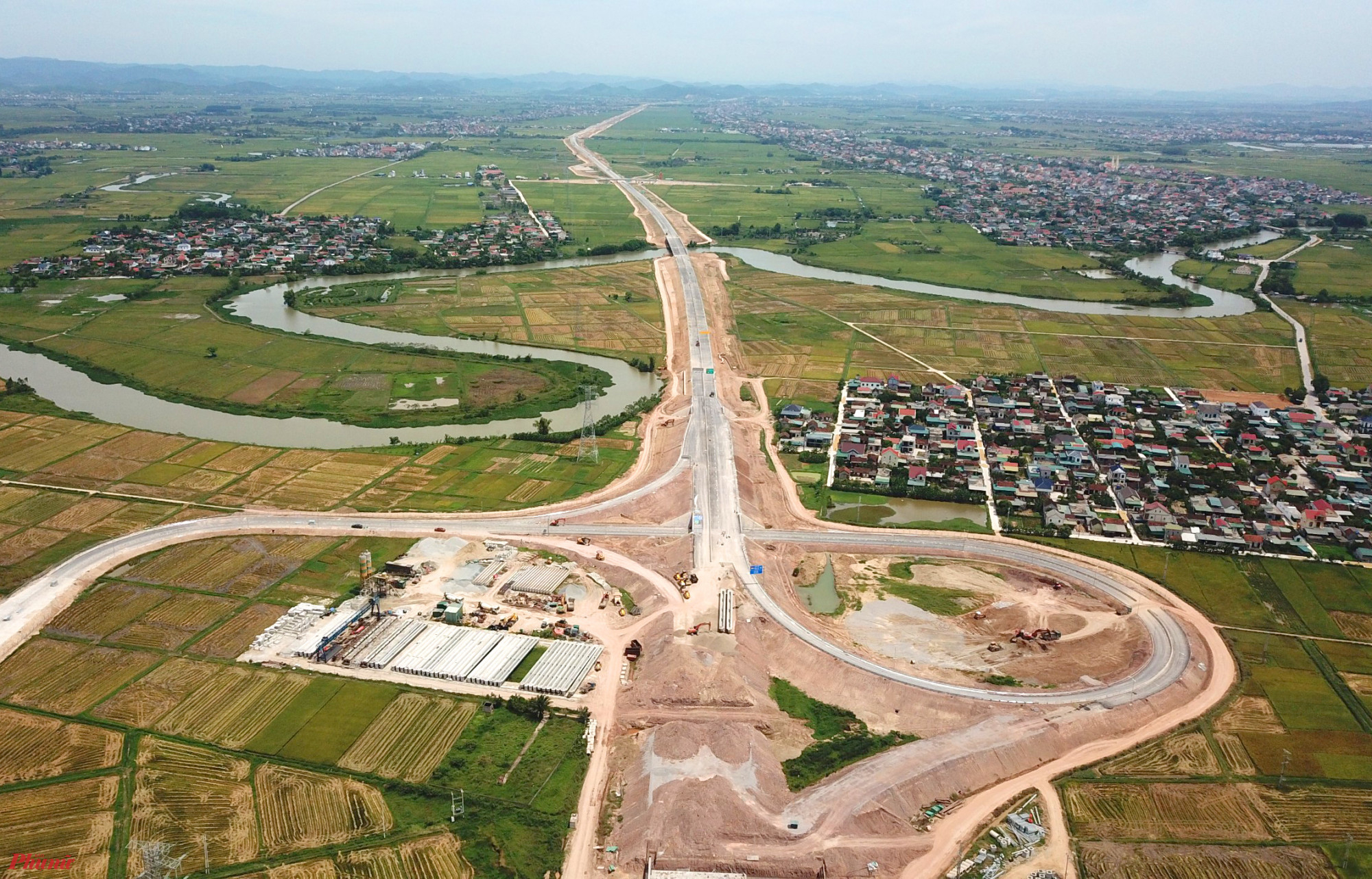 Đoạn qua tỉnh Nghệ An dài 43,5km, được thiết kế 3 nút giao lên xuống, gồm nút giao với QL48D (xã Quỳnh Vinh, TX. Hoàng Mai); nút giao với QL48B (xã Quỳnh Mỹ, huyện Quỳnh Lưu) và nút giao với QL7A (xã Diễn Cát, huyện Diễn Châu).