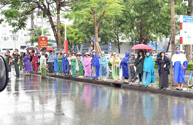Nhân dân Đất Cảng đội mưa tiễn biệt Phó Thủ tướng Lê Văn Thành